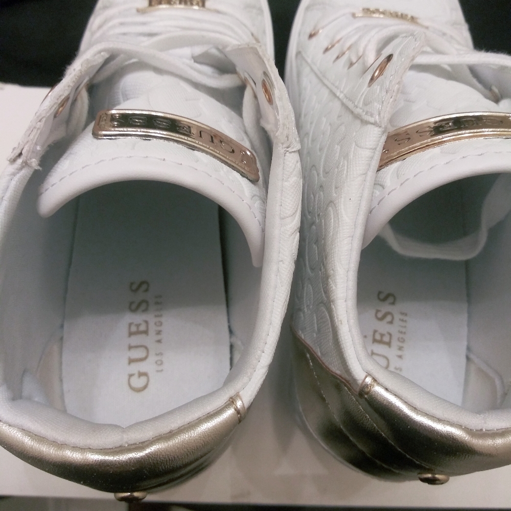 GUESS - Picture 4 of 6